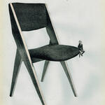 Enfant sur chaise